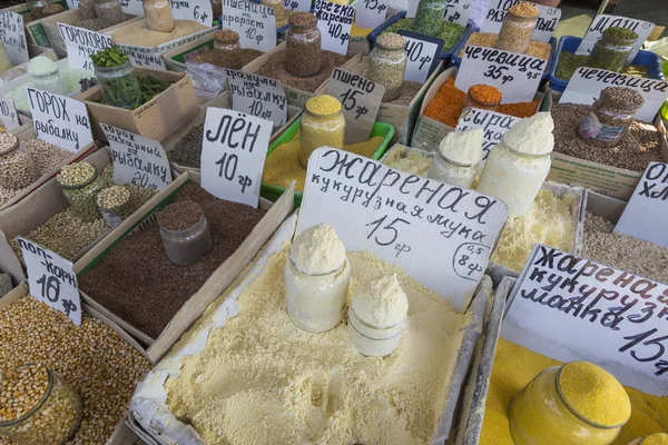 ウクライナのスパイス市場の販売。各製品の価格のタグ — ストック写真