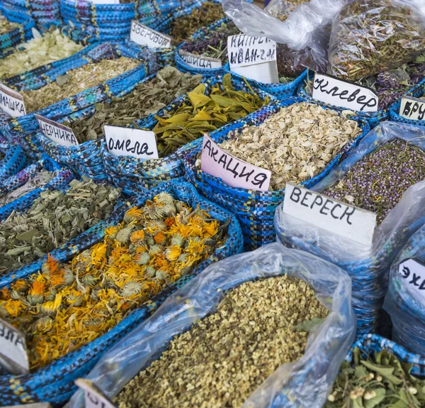 Сушеные травы специи цветы в специи базар на местном рынке в — стоковое фото