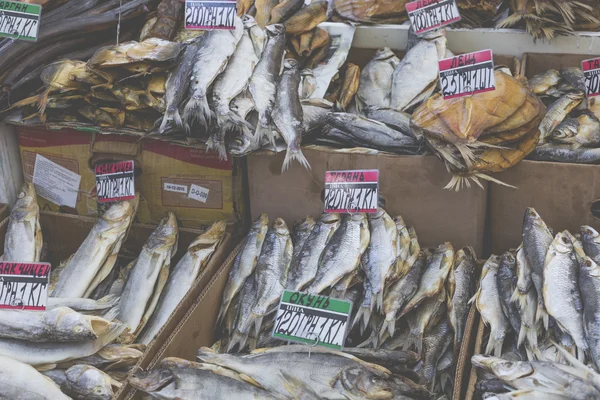 Peixe salgado seco em um mercado de agricultores em Odessa, Ucrânia . — Fotografia de Stock