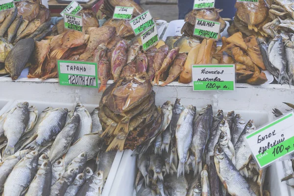 Gedroogde gezouten vis op een boerenmarkt in Odessa, Oekraïne. — Stockfoto