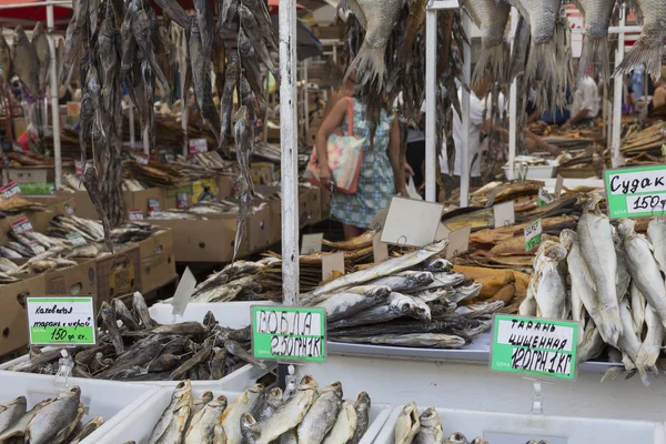 Peixe salgado seco em um mercado de agricultores em Odessa, Ucrânia . — Fotografia de Stock