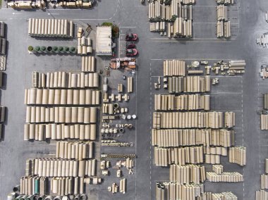 Endüstriyel beton drenaj boruları inşaat için yığılmış. Yeni