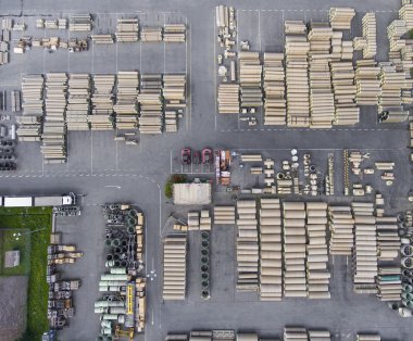 Endüstriyel beton drenaj boruları inşaat için yığılmış. Yeni