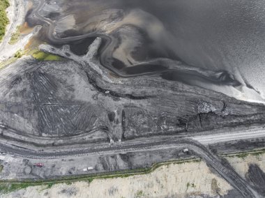 Polonya güneyinde bozulmuş manzara içinde. Yok edilen arazi. Üzerinden görüntülemek