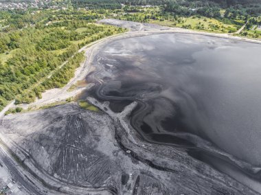 Polonya güneyinde bozulmuş manzara içinde. Yok edilen arazi. Üzerinden görüntülemek