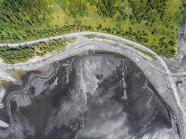 Polonya güneyinde bozulmuş manzara içinde. Yok edilen arazi. Üzerinden görüntülemek