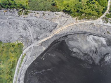 Polonya güneyinde bozulmuş manzara içinde. Yok edilen arazi. Üzerinden görüntülemek