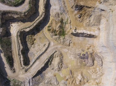 Ocağı özel ekipman ile madencilik, çukur kazı açın. Kum 