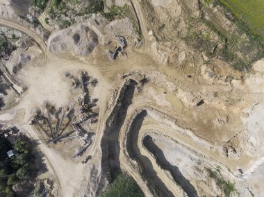 Ocağı özel ekipman ile madencilik, çukur kazı açın. Kum 