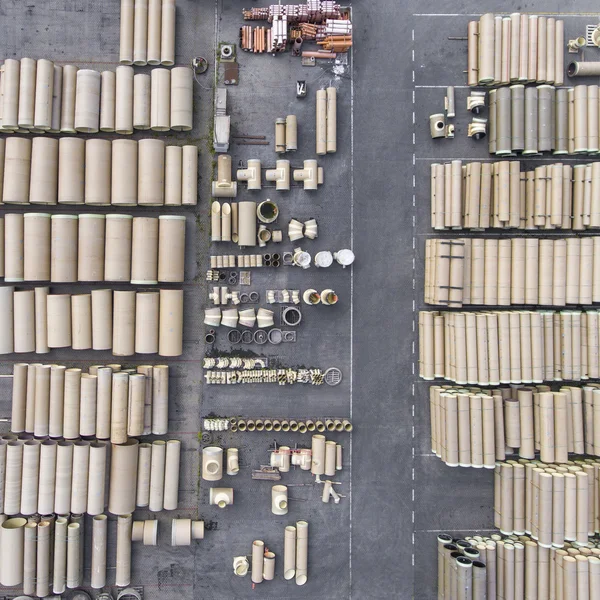 Tubos de drenaje de hormigón industrial apilados para la construcción. Nuevo —  Fotos de Stock