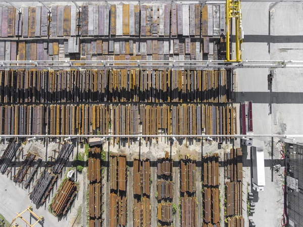 Local de armazenamento industrial, vista de cima. Elementos de aço . — Fotografia de Stock