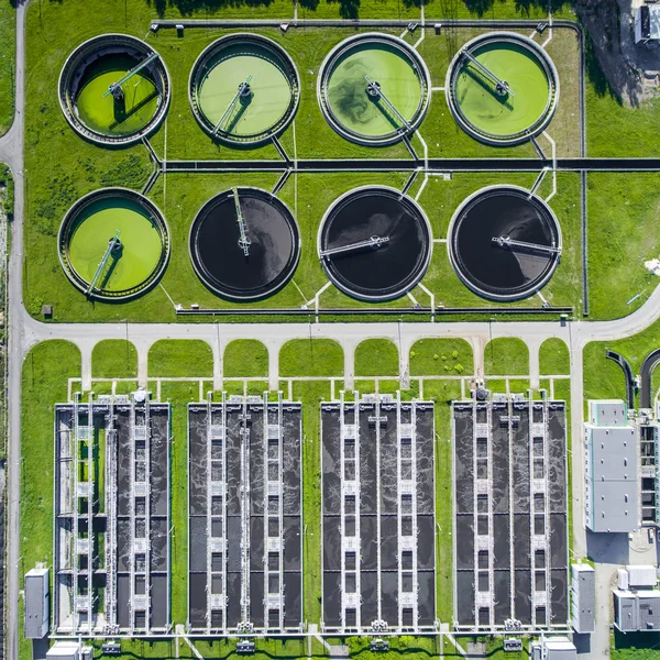 Polonya 'daki kanalizasyon arıtma tesisinin havadan görüntüsü. — Stok fotoğraf