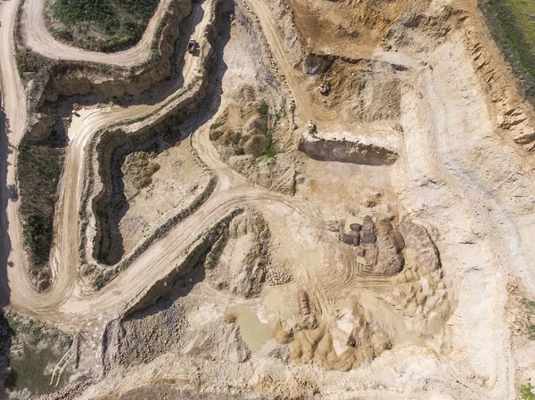 Cantera minera con equipo especial, excavación a cielo abierto. Arena. — Foto de Stock