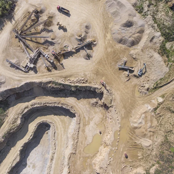 Cantera minera con equipo especial, excavación a cielo abierto. Arena. — Foto de Stock