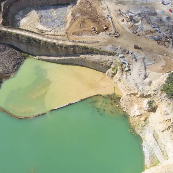 Gruvdrift stenbrottet med särskild utrustning, öppna pit utgrävning. Sand — Stockfoto