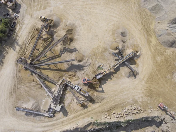 Cava mineraria con attrezzature speciali, scavo a fossa aperta. Sabbia — Foto Stock