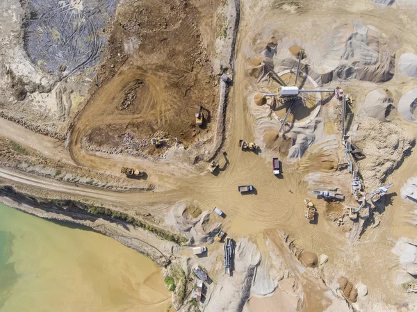 Gruvdrift stenbrottet med särskild utrustning, öppna pit utgrävning. Sand — Stockfoto