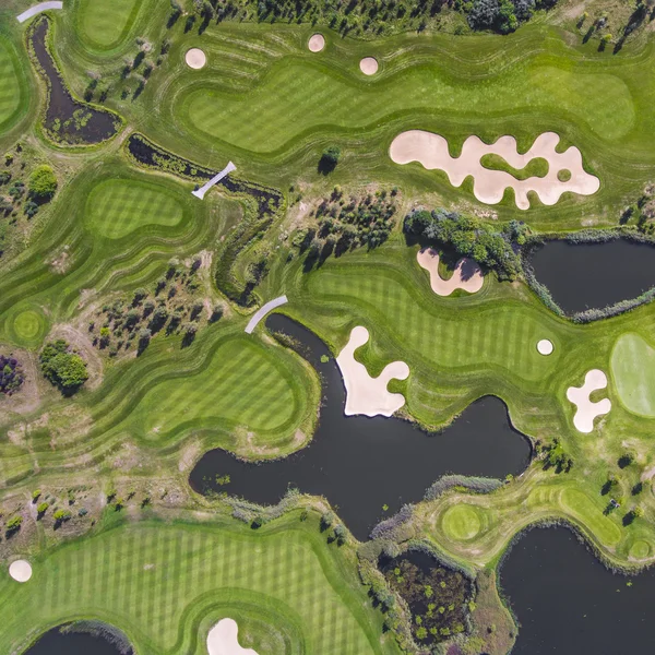 Luftaufnahme über dem Golfplatz in Polen. Sommerzeit. — Stockfoto