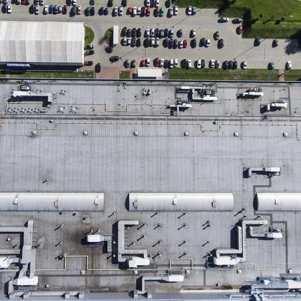 Крыша распределительного склада сверху — стоковое фото