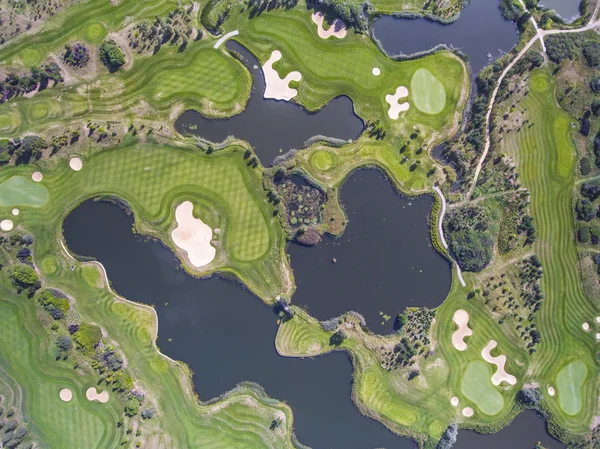 Vista aérea sobre o campo de golfe na Polónia. Hora de verão . — Fotografia de Stock