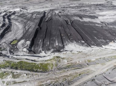 Yüzey kömür madenciliği Polonya'da. Yok edilen arazi. Yukarıdan görüntülemek. 