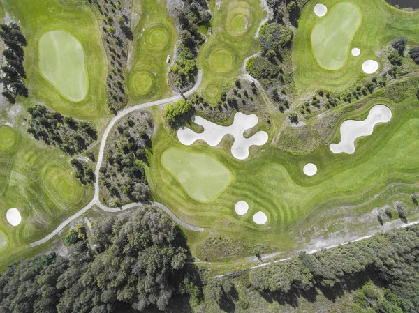 Vista aérea sobre o campo de golfe na Polónia. Hora de verão . — Fotografia de Stock