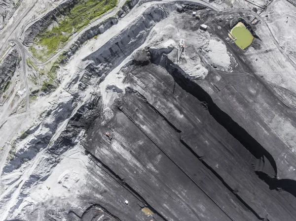 Minería de carbón superficial en Polonia. Tierra destruida. Vista desde arriba . — Foto de Stock