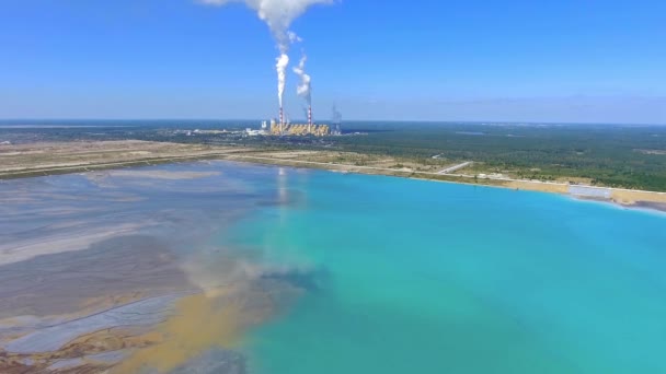 Paesaggio degradato in Polonia. Terra distrutta. Vista dall'alto. Lago surrealistico . — Video Stock