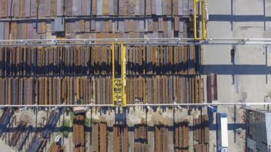 Endüstriyel depolama yeri, yukarıdan görünüm. Çelik öğeleri.