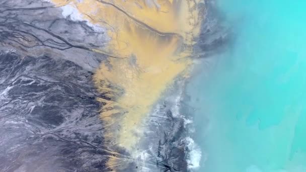 Paisaje degradado en Polonia. Tierra destruida. Vista desde arriba. Lago surrealista . — Vídeos de Stock