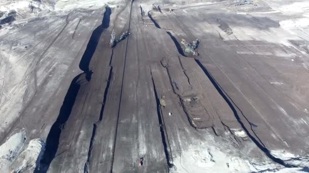 Uhelný důl v jižně od Polska. Zničené země. Pohled shora. — Stock video