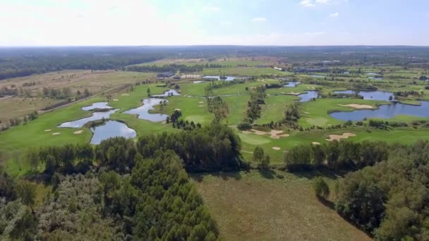 Widok z lotu ptaka na polu golfowym w Polsce. Czas letni. — Wideo stockowe