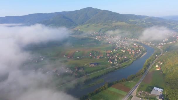 Paysage panorama brumeux. Fantastique lever de soleil de rêve sur les montagnes rocheuses avec vue sur la vallée brumeuse ci-dessous. Des nuages brumeux au-dessus de la forêt. Vue ci-dessous sur le paysage féerique . — Video