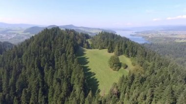Yaz döneminde Polonya güneyinde dağ landcsape. Yukarıdan görüntülemek.