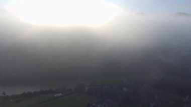 Manzara puslu panorama. Puslu vadiye aşağıda manzaralı muhteşem rüya gibi gündoğumu rocky Dağları üzerinde. Sisli bulutların üzerinde forrest. Aşağıda peri yatay olarak görüntülemek. 