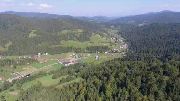 Gebirgslandschaften zur Sommerzeit im Süden Polens. Blick von oben. — Stockvideo