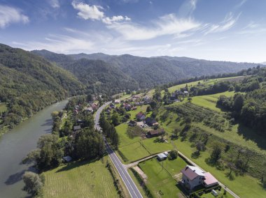 Dunajec Nehri. Yaz döneminde Pol güneyinde dağ landcsape