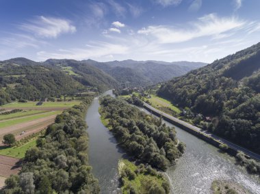 Dunajec Nehri. Yaz döneminde Pol güneyinde dağ landcsape