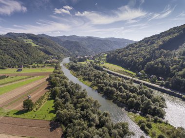 Dunajec Nehri. Yaz döneminde Pol güneyinde dağ landcsape
