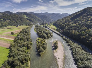 Dunajec Nehri. Yaz döneminde Pol güneyinde dağ landcsape
