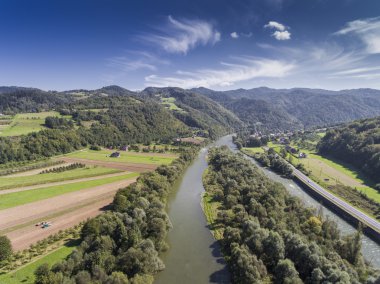 Dunajec Nehri. Yaz döneminde Pol güneyinde dağ landcsape
