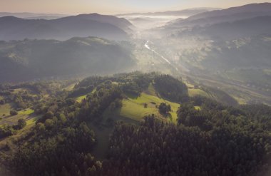 Manzara puslu panorama. Kayalık yarış fantastik rüya gibi sunrise