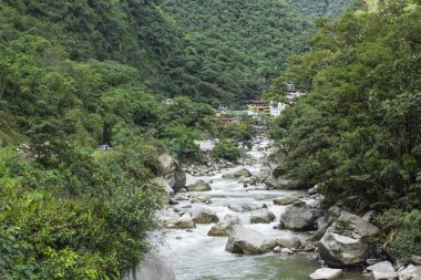 Demiryolu demiryolu orman ve Urubamba nehri, connectin geçiş