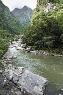 Demiryolu demiryolu orman ve Urubamba nehri, connectin geçiş
