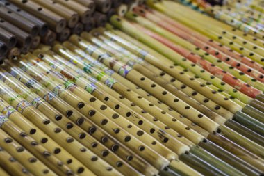 Peru yerel pazarda otantik Güney Amerika panflutes.