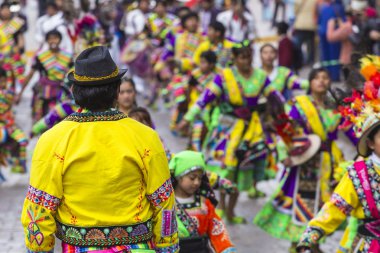 Cusco - Peru - 06 Haziran 2016: Peru dansçılar içinde geçit töreni