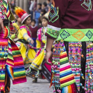 Cusco - Peru - 06 Haziran 2016: Peru dansçılar içinde geçit töreni