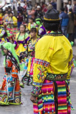 Cusco - Peru - 06 Haziran 2016: Peru dansçılar içinde geçit töreni