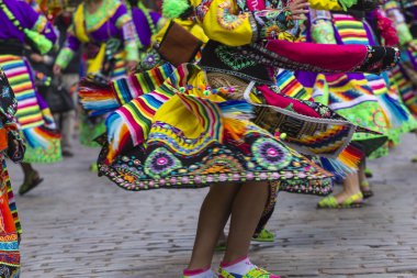 Cusco - Peru - 06 Haziran 2016: Peru dansçılar içinde geçit töreni