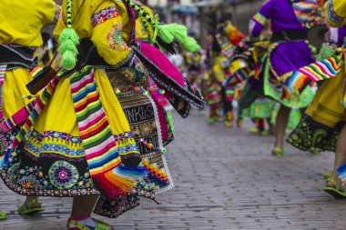 Cusco - Peru - 06 Haziran 2016: Peru dansçılar içinde geçit töreni
